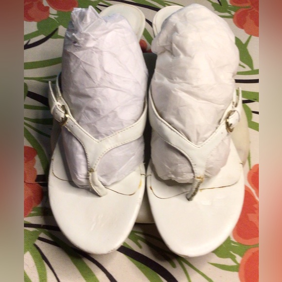 ❤️❤️❤️White sandals with low heel. Need be bundle - Picture 3 of 9